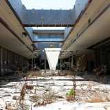Accediamo nel settore un tempo riservato allo shopping. Si tratta di un unico ambiente che si sviluppa lungo l'intero perimetro rettangolare della struttura...